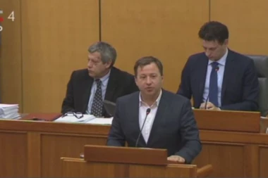 ŠOU NA HRVATSKOJ SEDNICI: Političar u toku svog govora krenuo da VRIŠTI OD SMEHA!