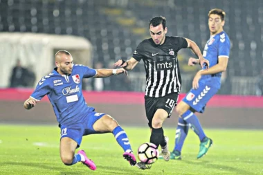 RAT SNIMCIMA: Nišlije lažu, a svlačionica im prokišnjava