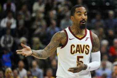 (FOTO) NBA LIGA PRETI DŽEJ AR SMITU KAZNOM: On pokazao srednji prsti!