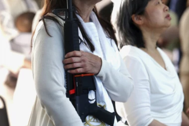 (VIDEO) U PENSILVANIJI ODRŽANO MASOVNO VENČANJE SA ORUŽJEM