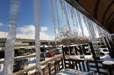 ČUVAJTE GLAVE: Sneg i led se tope, opasnost od ledenica!