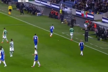 (VIDEO) Koentrao u klinču sa bolničarima, sudija ih isključio