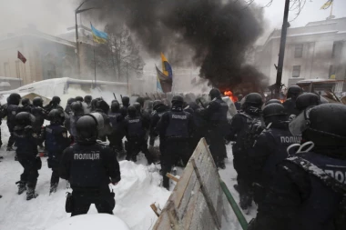 (FOTO) Sukob policije i demonstranata u Kijevu - UHAPŠENO 100 LJUDI!