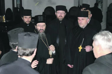 ŠTA ĆE SVEŠTENIK SA NEKIM KO SE OBLAČI KAO ŽENSKO: Šta meštani kažu o popu dileru i veroučitelju tranvestitu?!