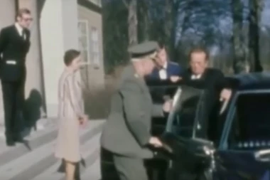 (VIDEO) VOJNIK TITU PRIGNJEČIO PRSTE VRATIMA: Njegova reakcija će vas iznenaditi