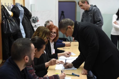 STEFANOVIĆ GLASAO SA SUPRUGOM