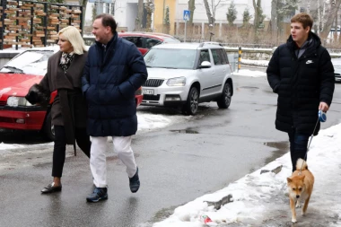MIHAJLOVIĆ NA GLASANJE DOŠLA SA SINOM, PARTNEROM I PSOM