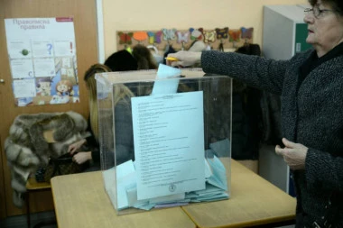 CPI O NEPRAVILNOSTIMA: Nepismenom muškarcu sugerisali da glasa za Đilasa NA BIRAČKOM MESTU!