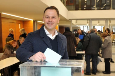 ŠTA JE SINIŠA MALI PORUČIO NA BIRAČKOM MESTU?!