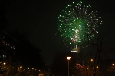 U CRNOJ GORI BEZ ORGANIZOVANOG DOČEKA: Podgoričani u novu godinu ušli uz VATROMET!