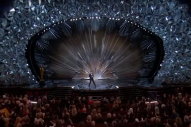 SKANDALI SA DODELE OSKARA: Jedna glumica PRESKAKALA SEDIŠTA, druga krila TUŽNU PRIČU!