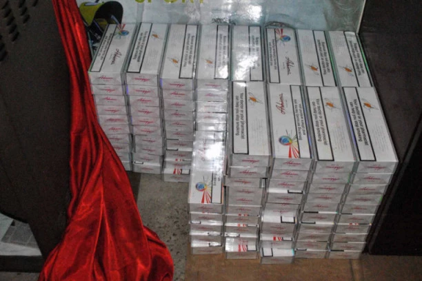 MASOVNO HAPŠENJE ZBOG DUVANA: Umesto da ih unište, carinici uz pomoć privatnog obezbeđenja prodavali zaplenjene cigarete!