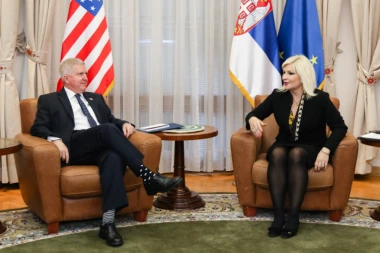 (FOTO) SKOT PRATI TRENDOVE: Pogledajte kakve čarape nosi američki ambasador