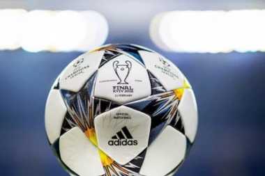 (VIDEO) Kako da dobijete broj devojke koja vam se sviđa? - Naravno, uz pomoć fudbala!