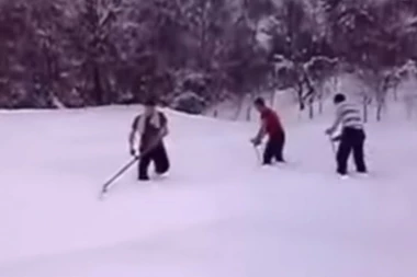 (VIDEO) Ako ste se pitali kako izgleda KOSIDBA NA SNEGU!