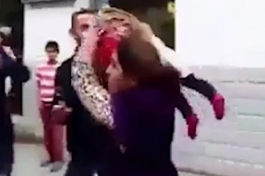 (VIDEO) KOJA BOLESNICA! Zgrabila detence i njime TUKLA ČOVEKA!