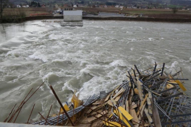 (VIDEO) Poplave u Bosni: Bujica poplavila kuće, rušila mostove i blokirala puteve
