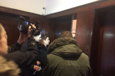 ČEGA SE TO BOJI? Đilas cenzor opet zalupio vrata našim reporterima!