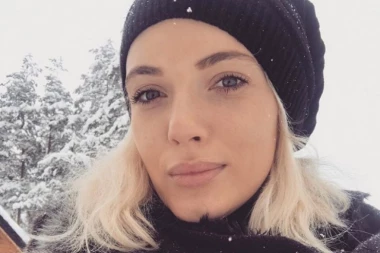 SVE DUGUJE NJOJ: Poznata pevačica se ZAHVALILA MAJCI!