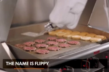 (VIDEO) DA LI STE OGLADNELI? Najbolje pljeskavice u gradu peče ROBOT FLIPI!