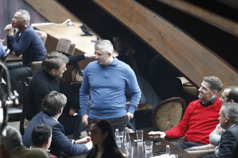 Bjela i Kokeza sa prijateljima