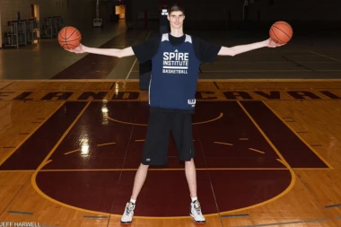 Upoznajte rumunskog diva koji sanja NBA ligu