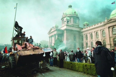 DANAS SE NAVRŠAVA 21 GODINA OD PETOG OKTOBRA: Kako su masovne demonstracije srušile Slobodana Miloševića!