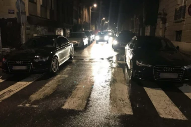 (FOTO) Vazura i Iliev parkirali "audije" nasred pešačkog