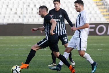 (VIDEO) Đukić drži glavu iznad vode, PARTIZAN SRUŠIO "GRAĐEVINARE"
