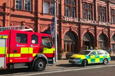 POŽAR U ENGLESKOJ: Turisti tri sata zarobljeni na vrhu najveće turističke atrakcije!