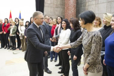Ministar Stefanović čestitao 8. mart: Budite poštovane i srećne!