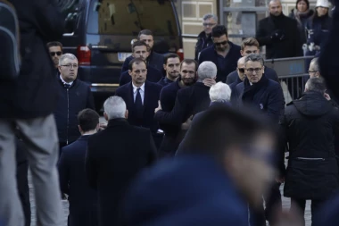 (VIDEO) FIRENCA APLAUDIRALA JUVENTUSU: Crno-beli pravo iz Londona stigli na sahranu svog prijatelja