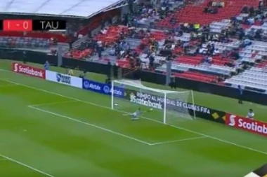 (VIDEO) LOPTA JE KRENULA KA PRAZNOJ MREŽI: Ovakvu odbranu još niste videli