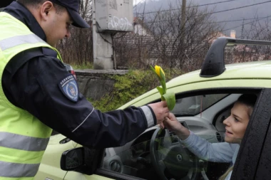 (FOTO) DIVAN GEST NAŠE POLICIJE: Damama poklanjali lale za 8.mart
