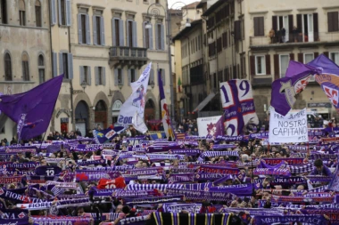 (VIDEO) FIRENCA PLAKALA ZA ASTORIJEM: Oproštajni govor fudbalera Fiorentine naterao svima suze u oči