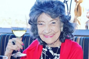 NAJSTARIJA instruktorka joge na svetu: IMA 99, ne pije vodu, ali zato CEPA...