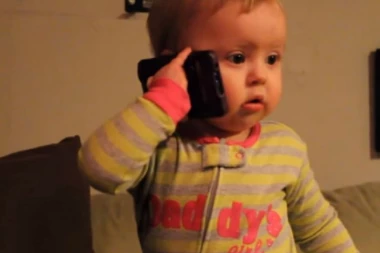 NASMEJAĆE VAS DO SUZA: Ova beba je rešila da "porazgovara" sa tatom!