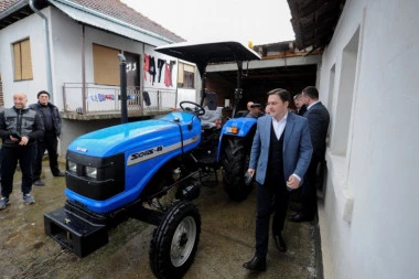 Srbi sa Kosova dobili traktore na poklon!