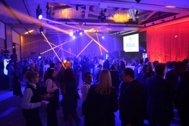 HILTON OTVOREN I ZA GOSTE