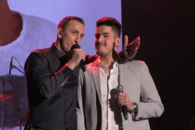 OVAJ MLADIĆ JE DOBIO PRILIKU DA ZAPEVA SA SERGEJEM!