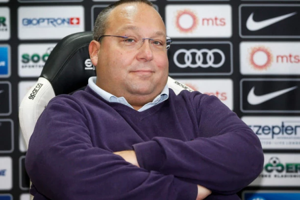 (FOTO) Može li profesor Vuletić niže da padne?