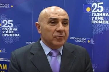 Demokrate optužuju Lutovca da se odriče bivšeg premijera! Šumarac: Neću DS koja sklanja Đinđićeve slike!