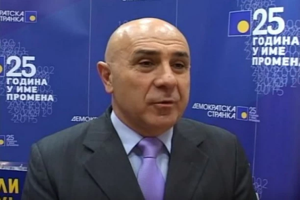 Demokrate optužuju Lutovca da se odriče bivšeg premijera! Šumarac: Neću DS koja sklanja Đinđićeve slike!