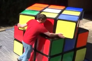 (VIDEO) NEVEROVATNO UMEĆE: Dečak rešavao Rubikovu kocku žonglirajući