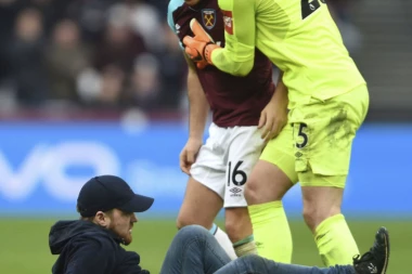 (VIDEO) HAOS U LONDONU: Kapiten Vest Hema se tukao sa navijačima