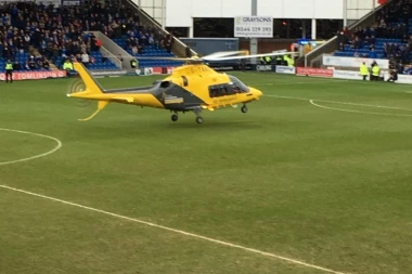 (VIDEO) DRAMATIČNA AKCIJA SPASAVANJA: Meč prekinut, helikopter sleteo na teren zbog navijača kojem je pozlilo