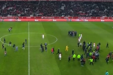 (VIDEO) HAOS U FRANCUSKOJ: Pukla ograda na tribinama!