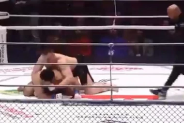 (VIDEO) Rus sastavio protivnika sa crnom zemljom! ODVALIO GA OD BATINA ZA 16 SEKUNDI!