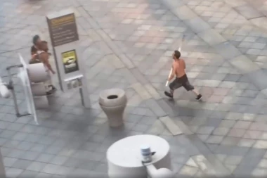 (VIDEO) OVAJ HALUCINIRA MUNJE I GROMOVE: Momak išao po gradu i motkom mlatio sve oko sebe!