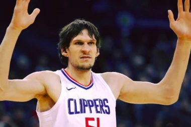 (VIDEO) I TO SE DEŠAVA: Bobija izblokirao igrač niži od dva metra